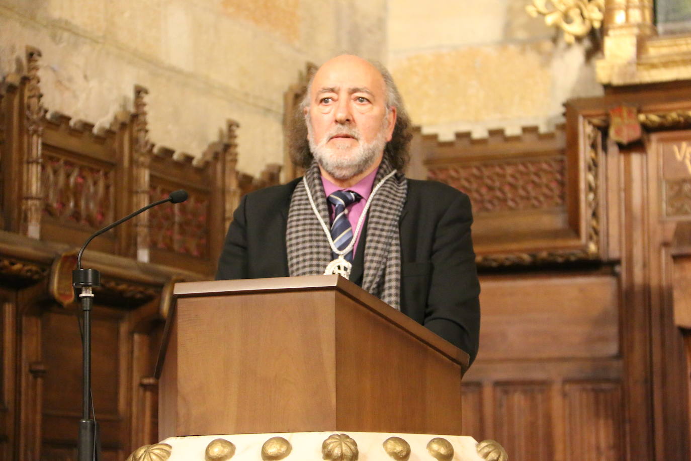 La Imperial Orden del Pendón de San Isidoro de León ha distinguido al historiador leonés con este título durante la festividad de la traslación de los restos de San Isidoro de Sevilla a León celebrada este domingo en la basílica.