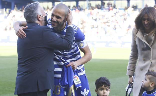 Galería. Yuri recibió de manos del presidente de la Deportiva, José Fernández Nieto 'Silvano', una camiseta en homenaje a sus 100 goles en Segunda con el conjunto berciano.