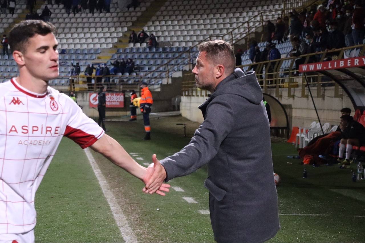 El conjunto leonés disputa el último partido de 2021 ante el líder del grupo 1 de la Primera RFEF en el Reino de León.