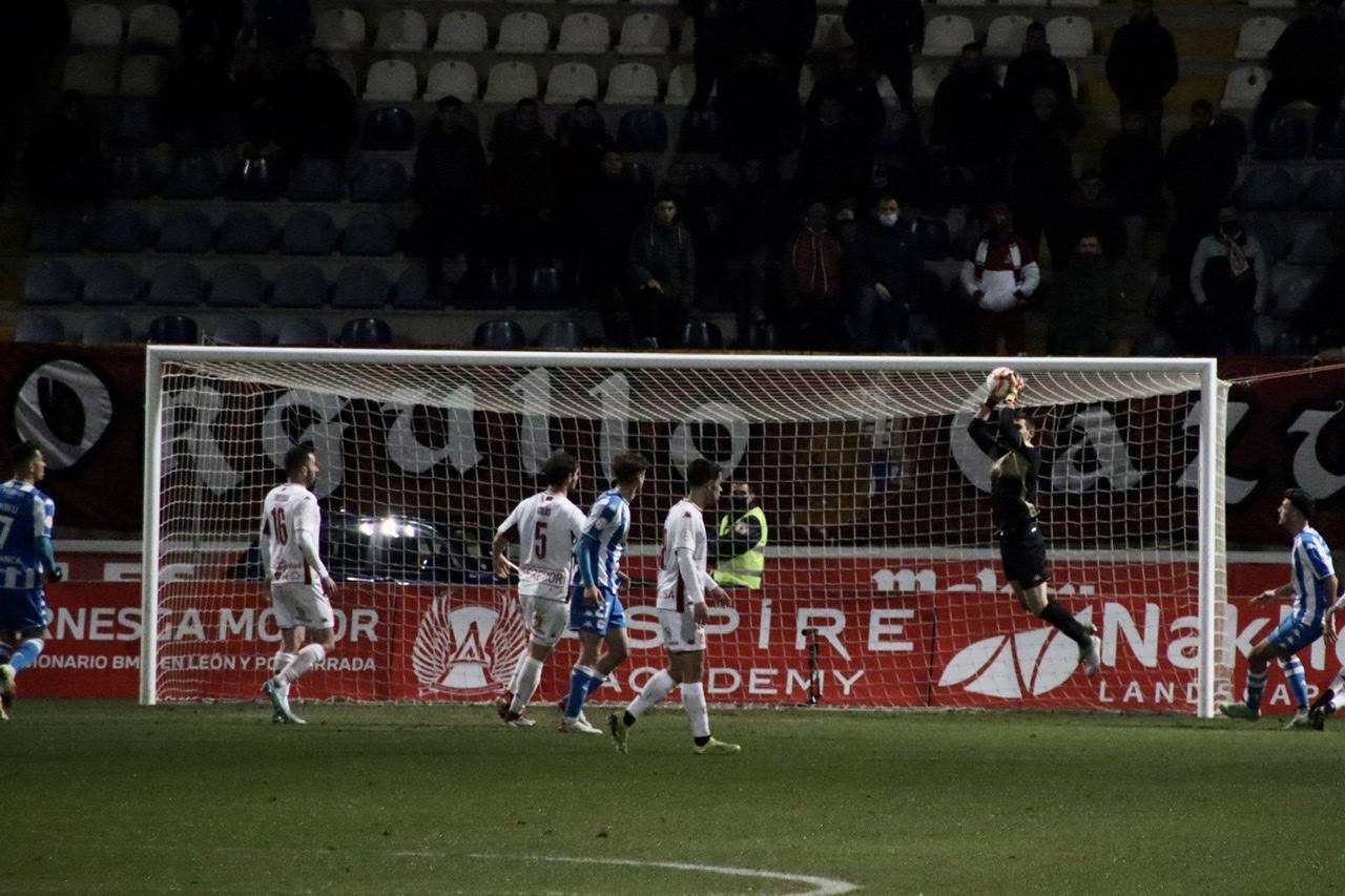 El conjunto leonés disputa el último partido de 2021 ante el líder del grupo 1 de la Primera RFEF en el Reino de León.