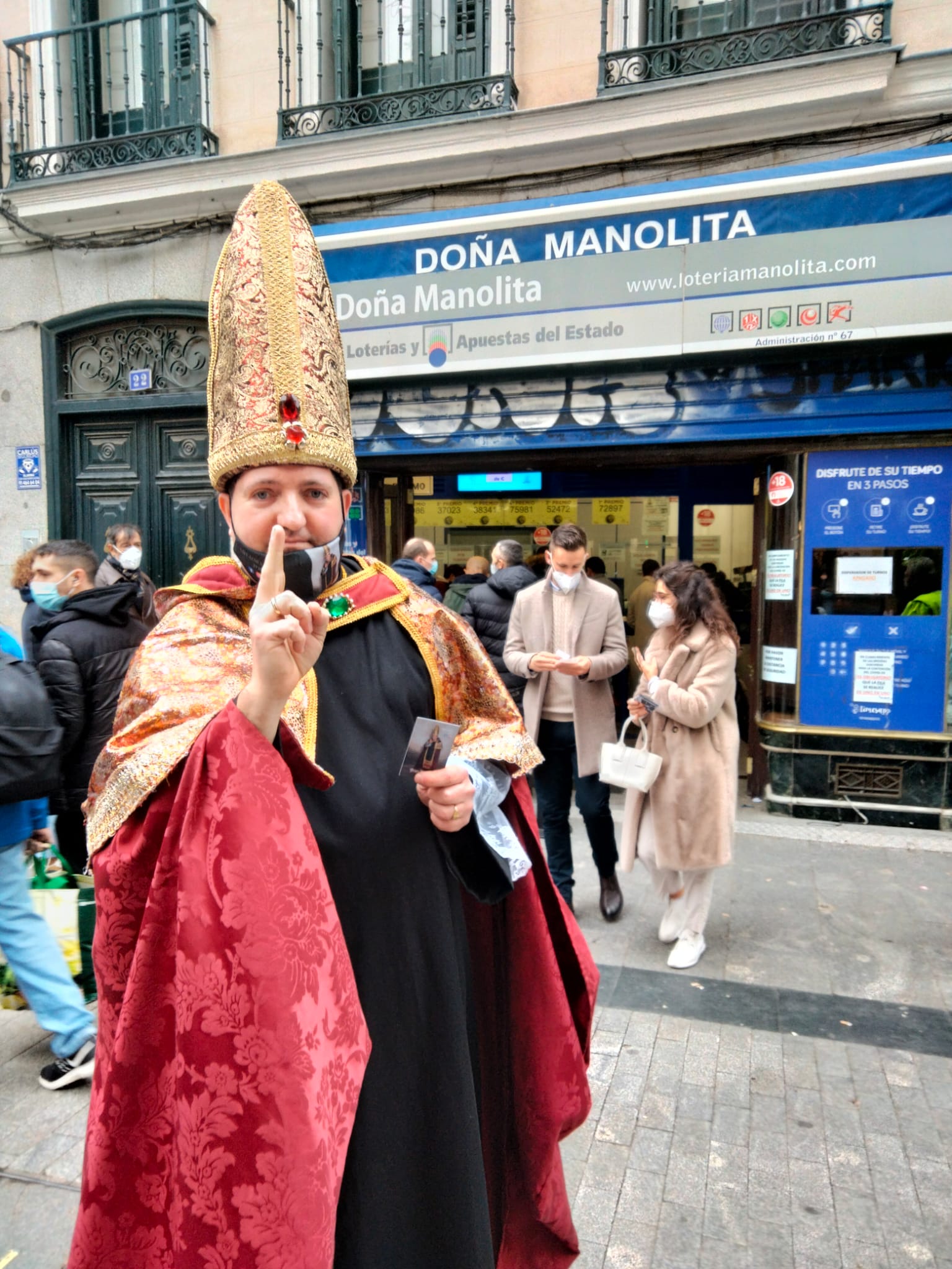 El obispo de la lotería vuelve a la céntrica administración madrileña para bendecir décimos.