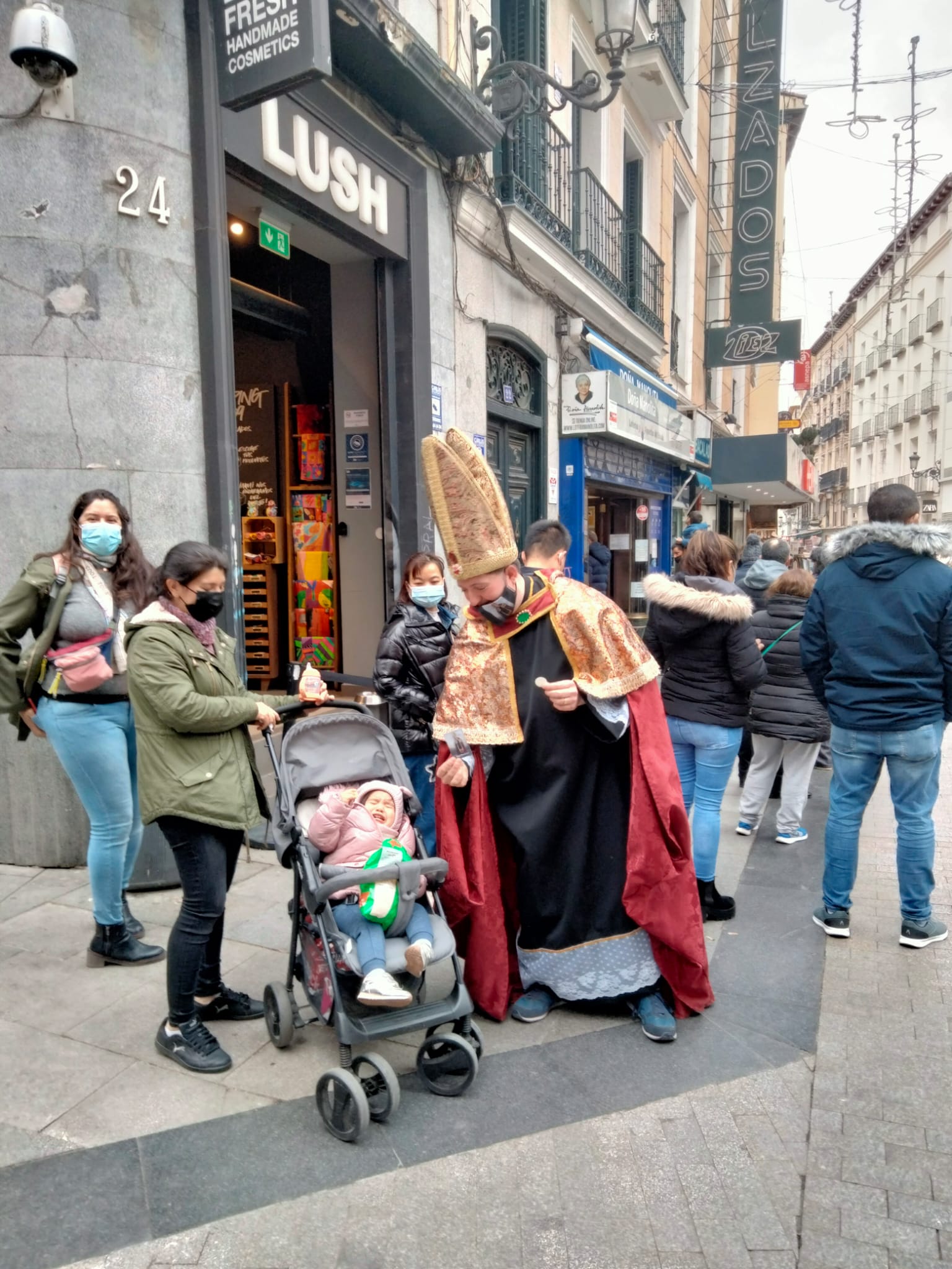 El obispo de la lotería vuelve a la céntrica administración madrileña para bendecir décimos.