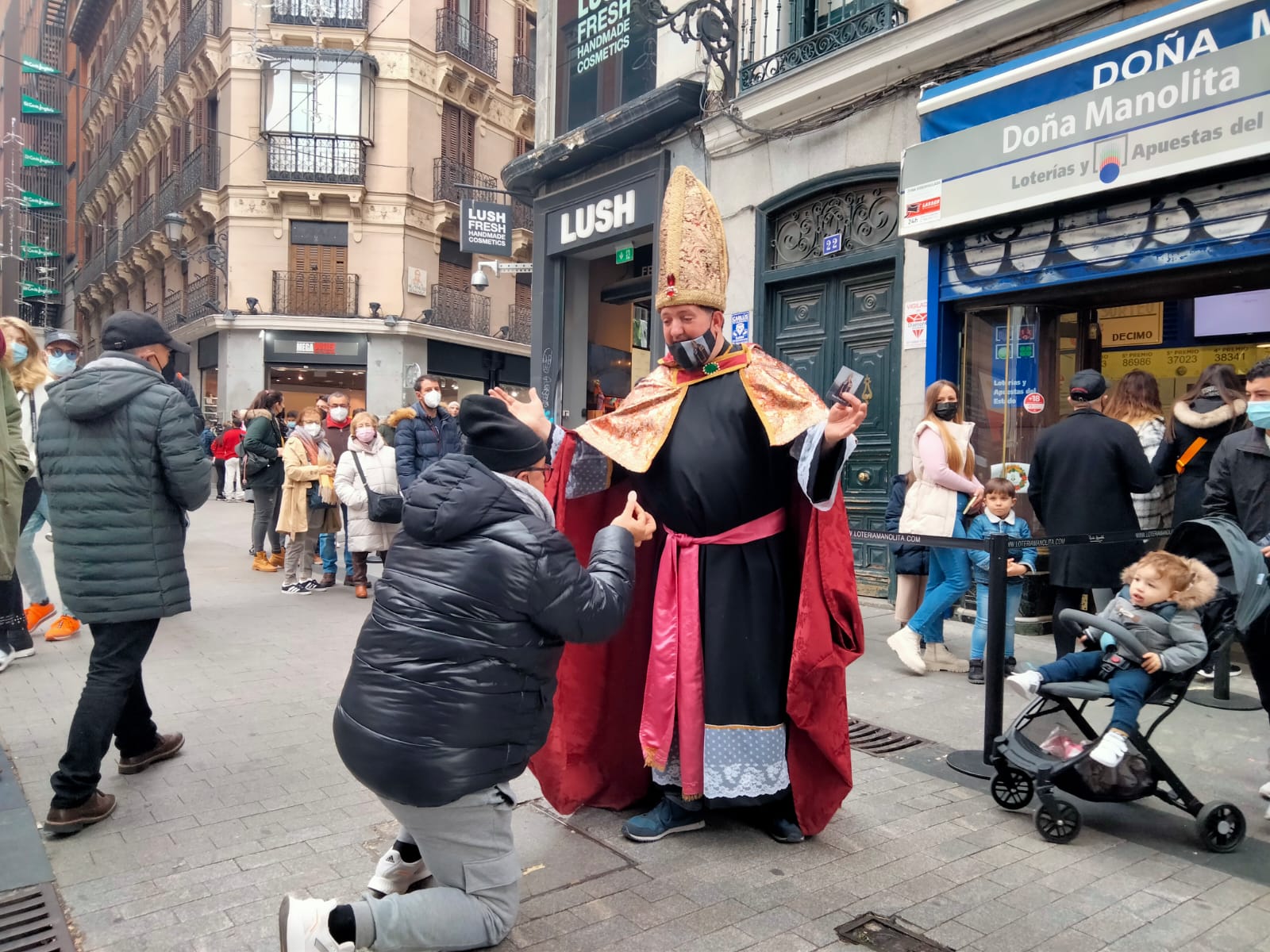 El obispo de la lotería vuelve a la céntrica administración madrileña para bendecir décimos.