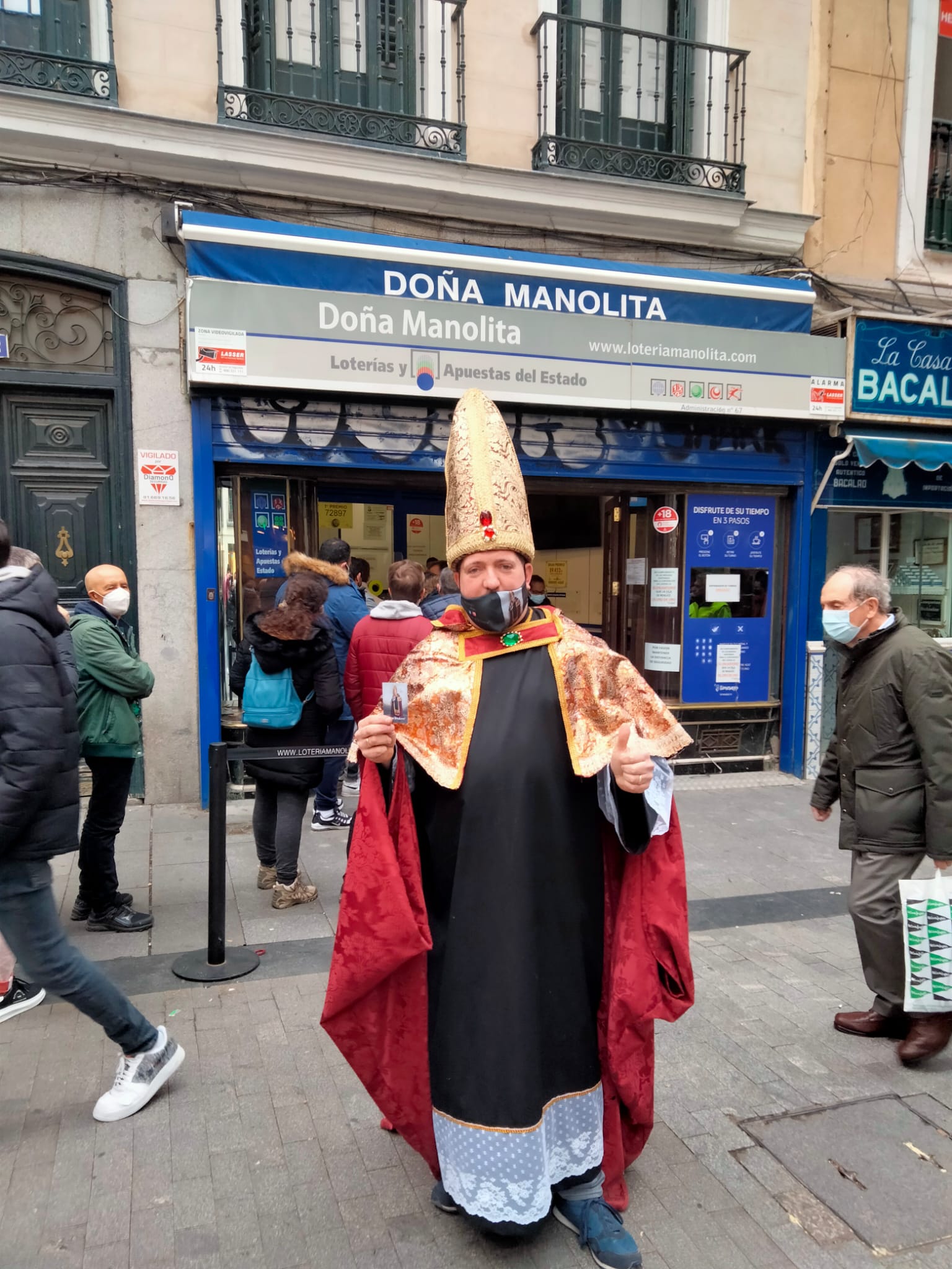 El obispo de la lotería vuelve a la céntrica administración madrileña para bendecir décimos.