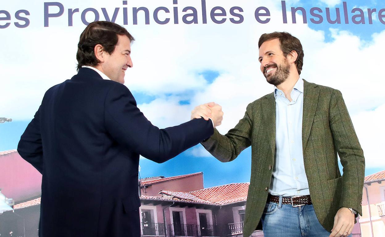 Pablo Casado y Alfonso Fernández Mañueco durante en congreso celebrado en León. 