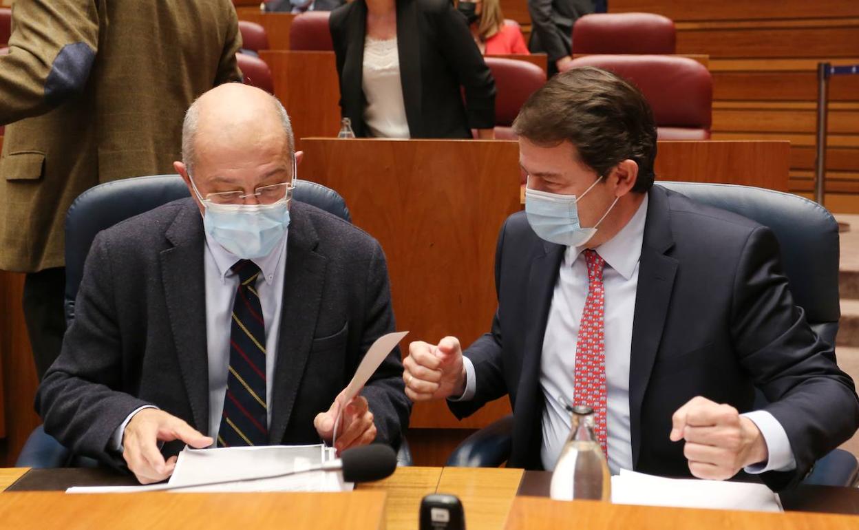 Francisco Igea y Alfonso Fernández Mañueco, durante un pleno de las Cortes.