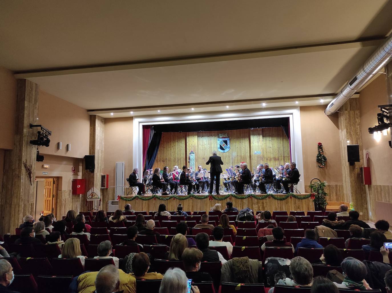 En la Casa de Cultura la Banda de Música y en la Iglesia de San Pedro la Coral Coyantina y el Coro Infantil del CEIP Bernardino Pérez protagonizaron sendos conciertos de Navidad, en un fin de semana en el que se inauguró el nuevo Nacimiento.