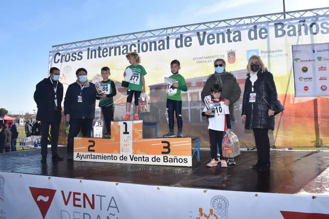 Imagen del podio de una de las categorías en las que se han impuesto varios integrantes del XLI Cross Internacional de Venta de Baños.