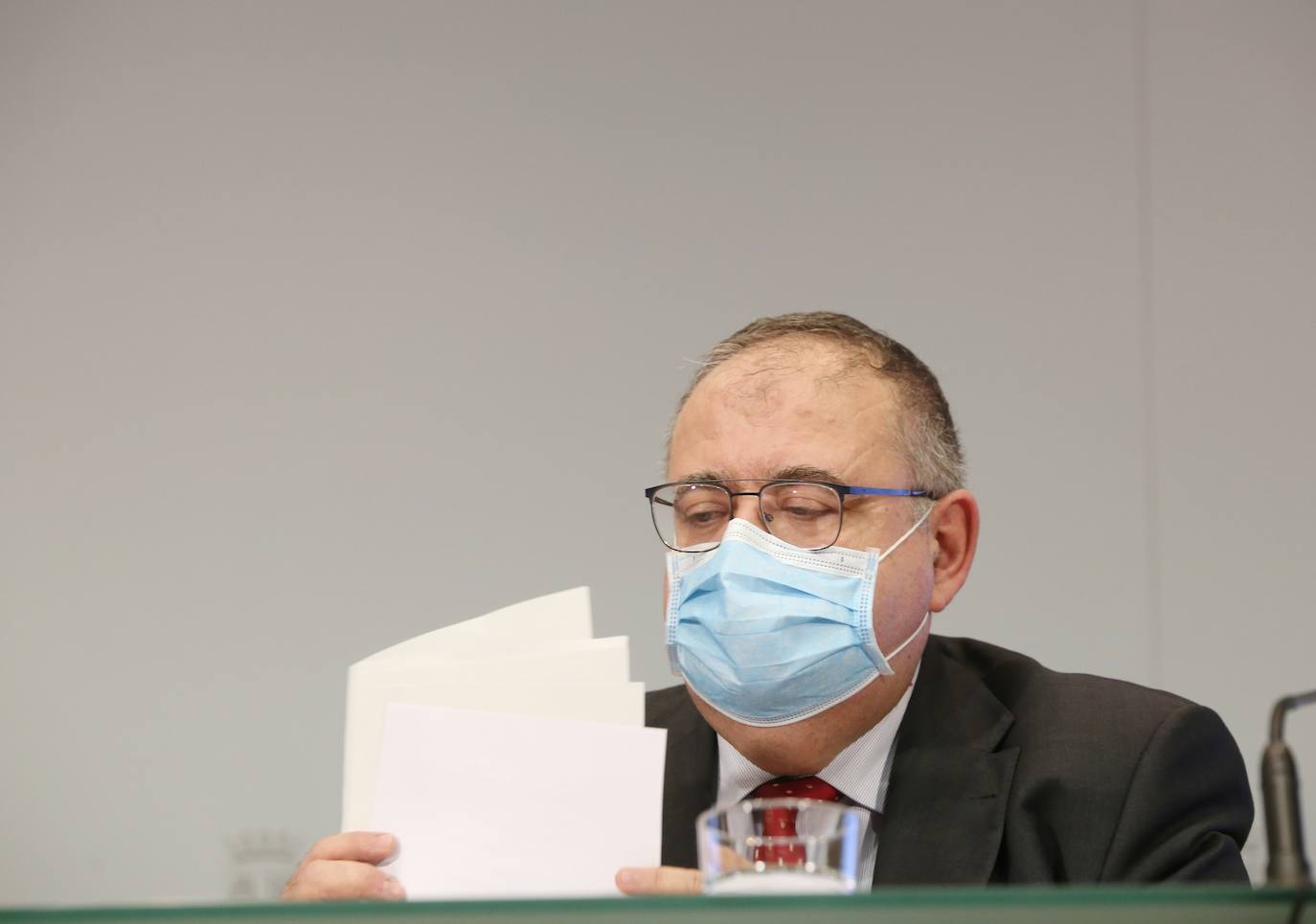 El consejero de Economía y Hacienda y portavoz de la Junta, Carlos Fernández Carriedo, y el consejero de Sanidad, Alejandro Vázquez, comparecen en rueda de prensa posterior al Consejo de Gobierno.