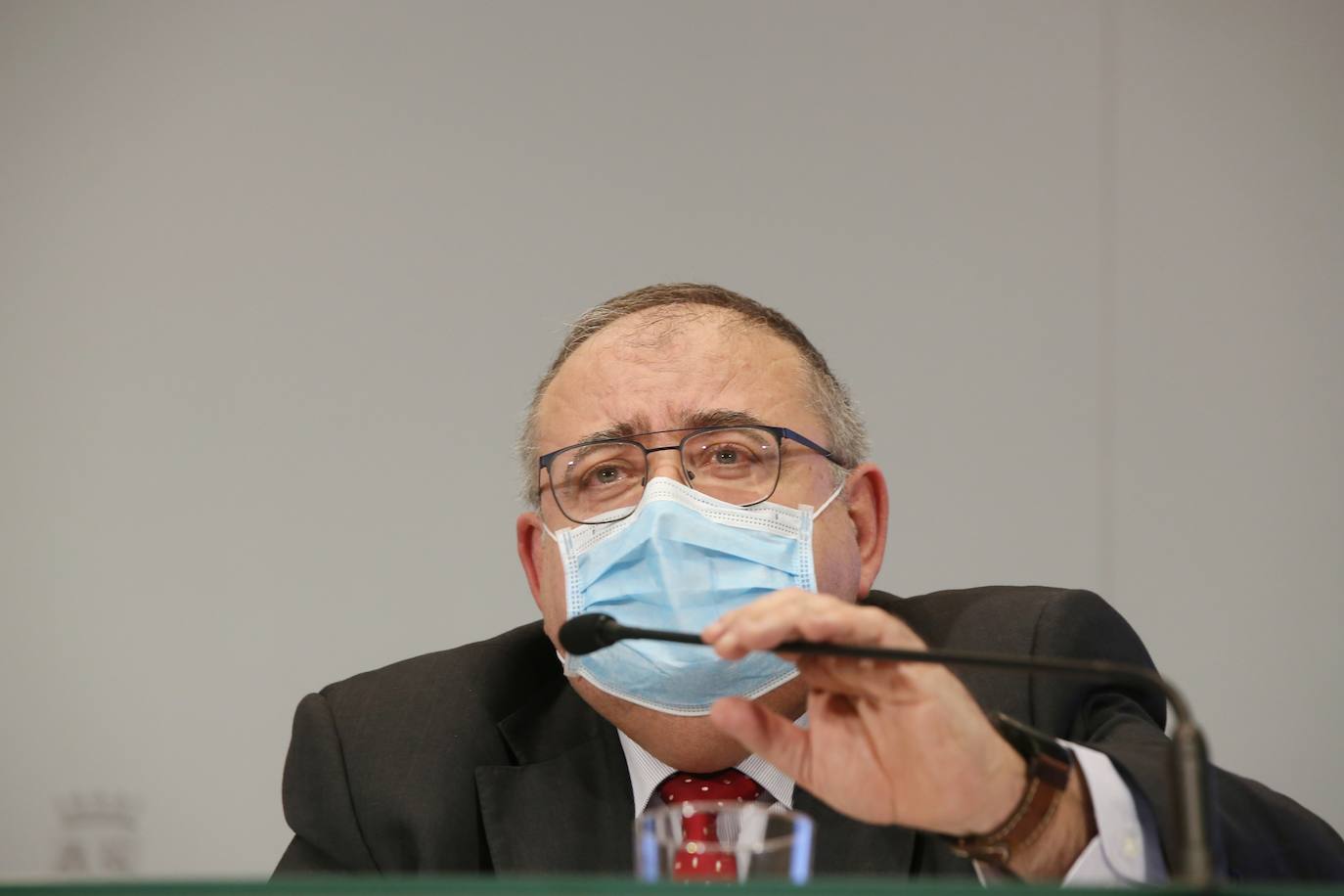 El consejero de Economía y Hacienda y portavoz de la Junta, Carlos Fernández Carriedo, y el consejero de Sanidad, Alejandro Vázquez, comparecen en rueda de prensa posterior al Consejo de Gobierno.