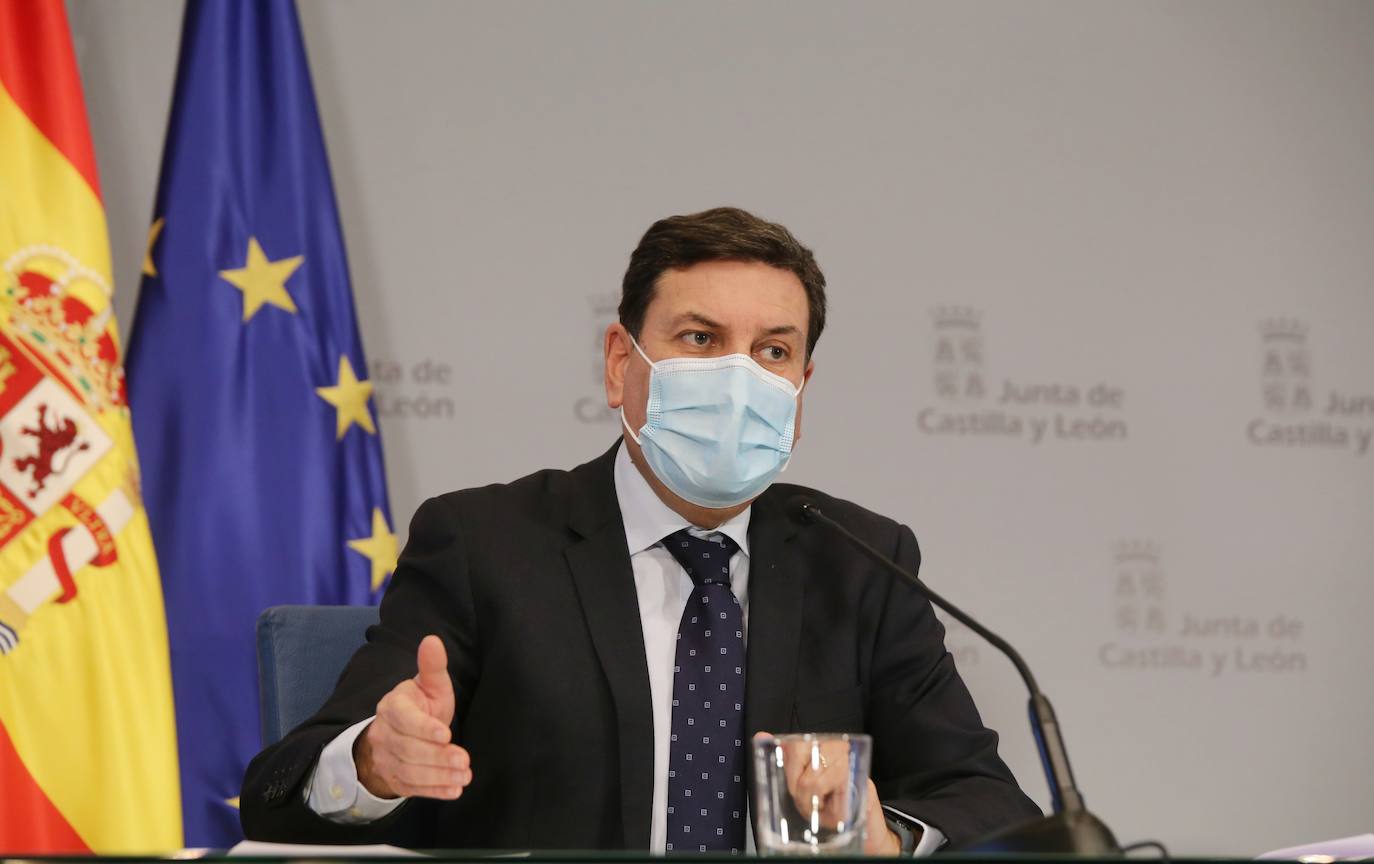 El consejero de Economía y Hacienda y portavoz de la Junta, Carlos Fernández Carriedo, y el consejero de Sanidad, Alejandro Vázquez, comparecen en rueda de prensa posterior al Consejo de Gobierno.