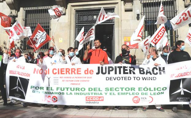 Trabajadores de Jupiter Bach en una movilización frente a la subdelegación del Gobierno en León. 