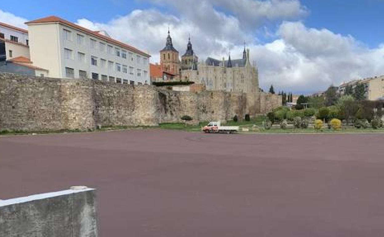 La muralla de Astorga con la catedral y el Palacio Episcopal al fondo.