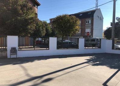 Imagen secundaria 1 - La brigada de Obras de Ponferrada elimina grafitis «groseros y ofensivos» en el colegio Jesús Maestro