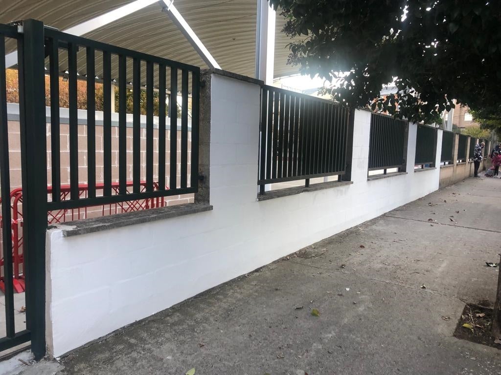 El Ayuntamiento ha eliminado las pintadas del muro perimetral del colegio público Jesús Maestro de Cuatrovientos.