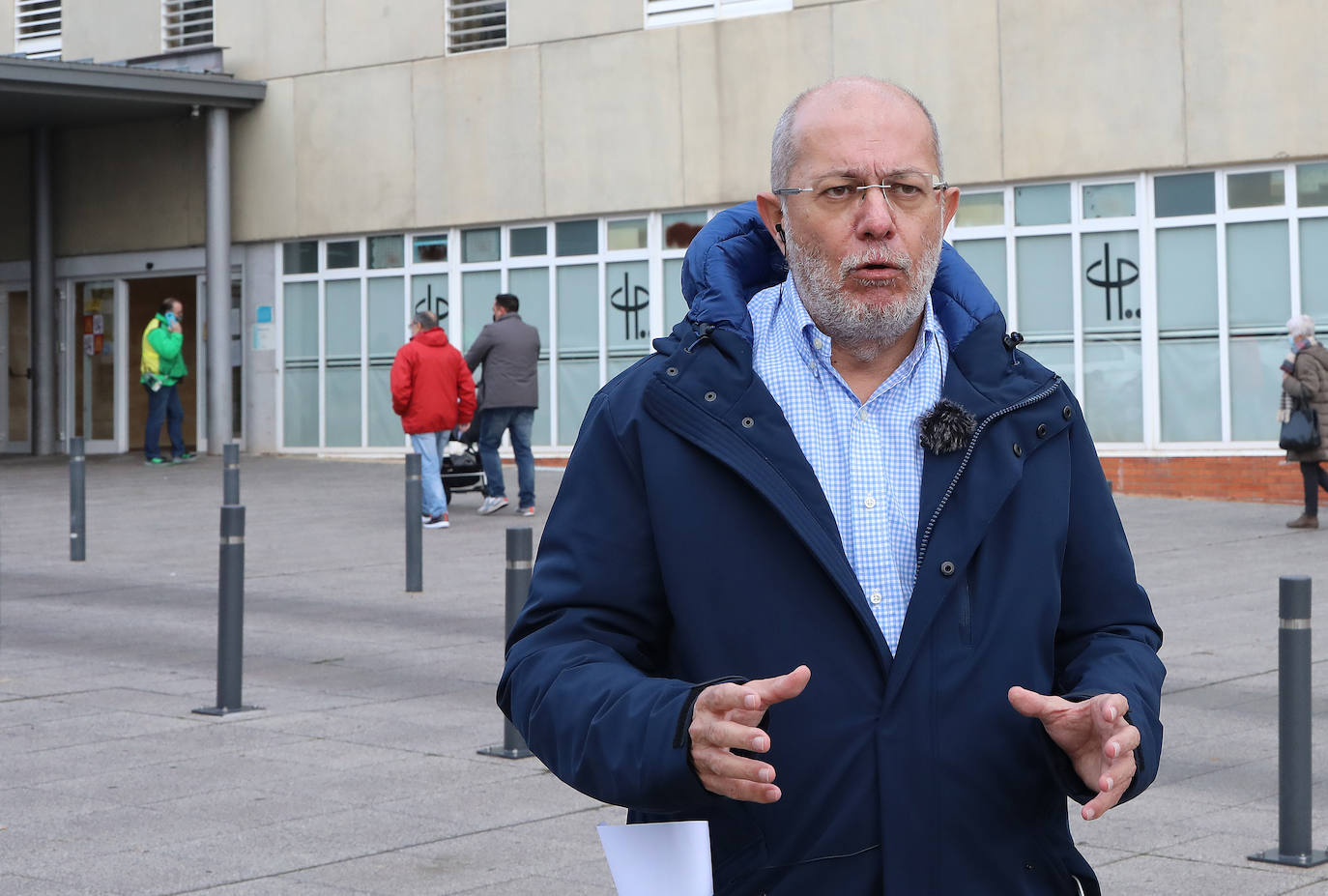 El ex vicepresidente de la Junta de Castilla y León visita las instalaciones del hospital en el que ha pedido su reingreso como médico.