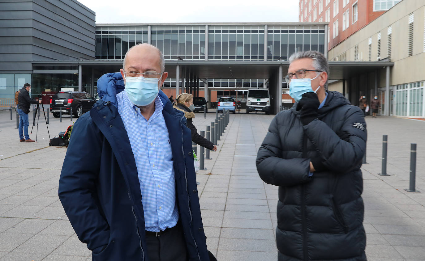 El ex vicepresidente de la Junta de Castilla y León visita las instalaciones del hospital en el que ha pedido su reingreso como médico.