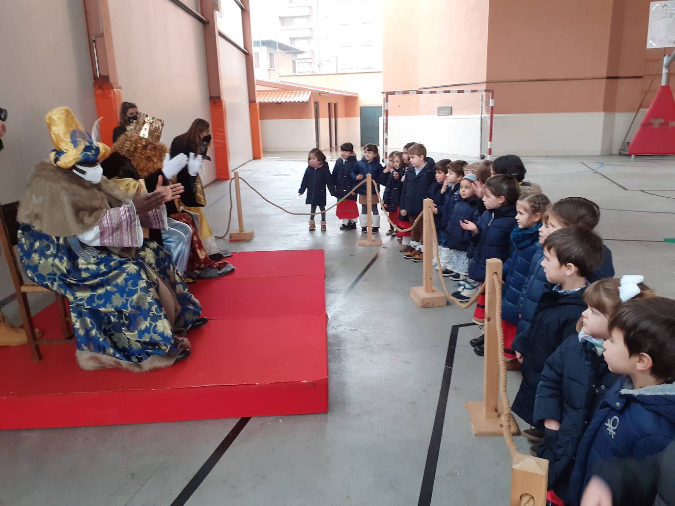 Sus Majestades han llenado de ilusión este centro educativo con regalos y alegría.