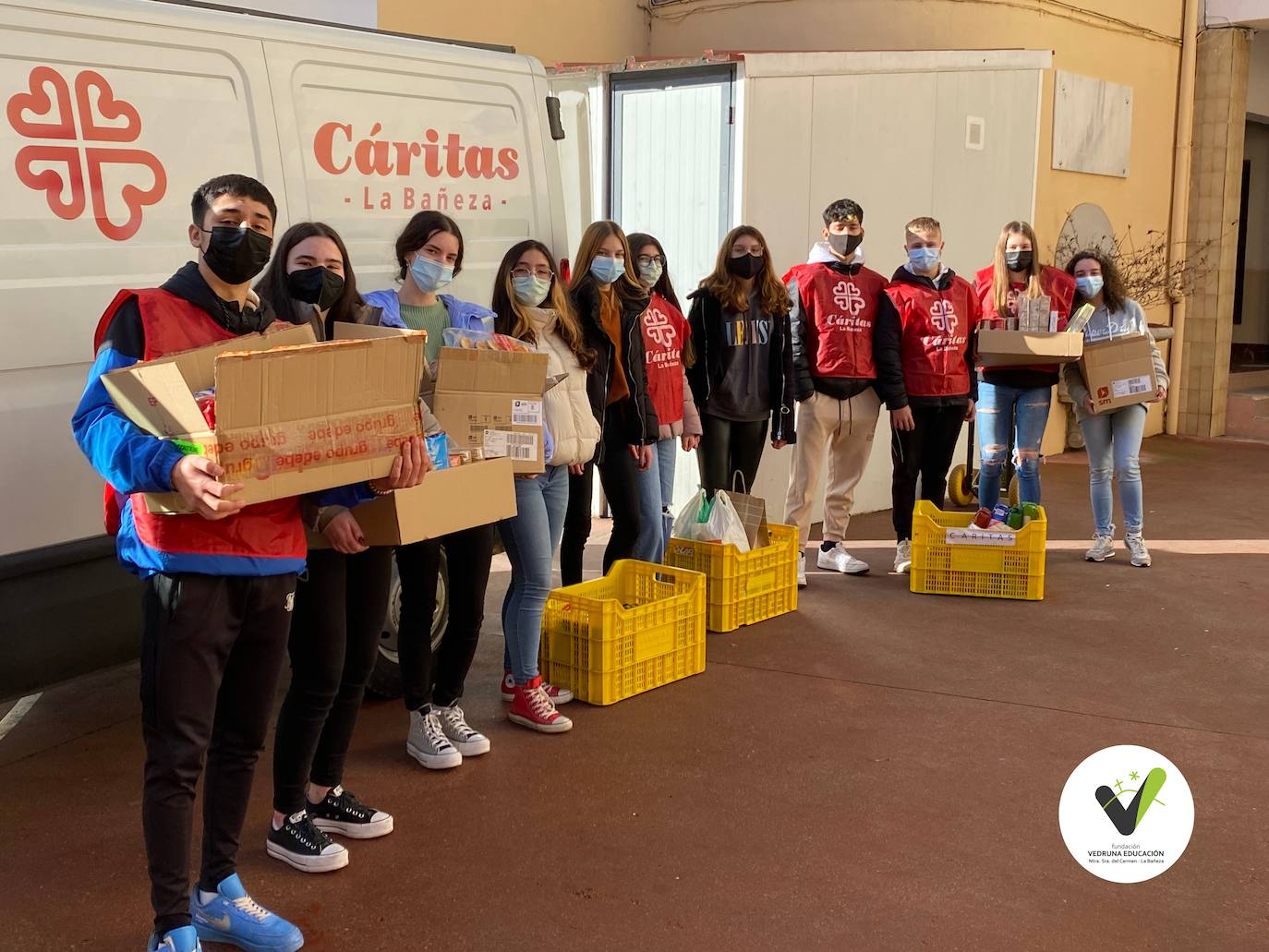 El colegio Nuestra Señora del Carmen de La Bañeza ha realizado la recogida de alimentos para colaborar en la campaña de Navidad de Cáritas