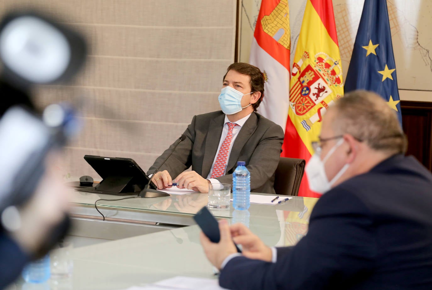 El presidente de la Junta de Castilla y León, Alfonso Fernández Mañueco, informa en rueda de prensa sobre la XXV Conferencia de Presidentes, que se celebra de forma telemática.