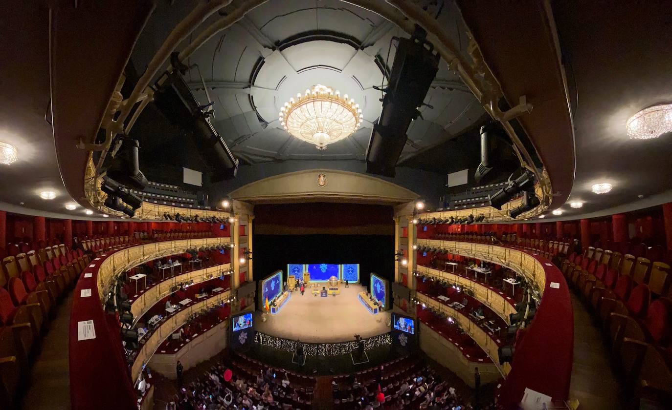 El 'obispo de la lotería' leonés, Juan López, se convierte en protagonista en el Teatro Real después de 'bendecir' los décimos de Doña Manolita | El hostelero responsable del bar Azaila de la capital remarca el «espectacular ambiente» de la jornada. 