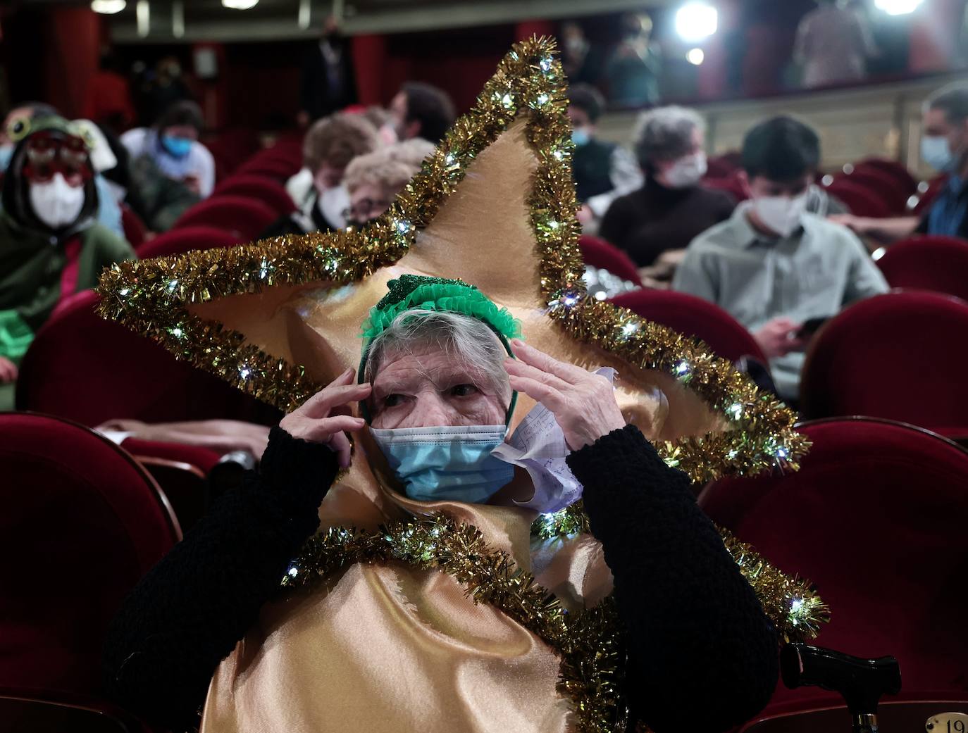 El 'obispo de la lotería' leonés, Juan López, se convierte en protagonista en el Teatro Real después de 'bendecir' los décimos de Doña Manolita | El hostelero responsable del bar Azaila de la capital remarca el «espectacular ambiente» de la jornada. 