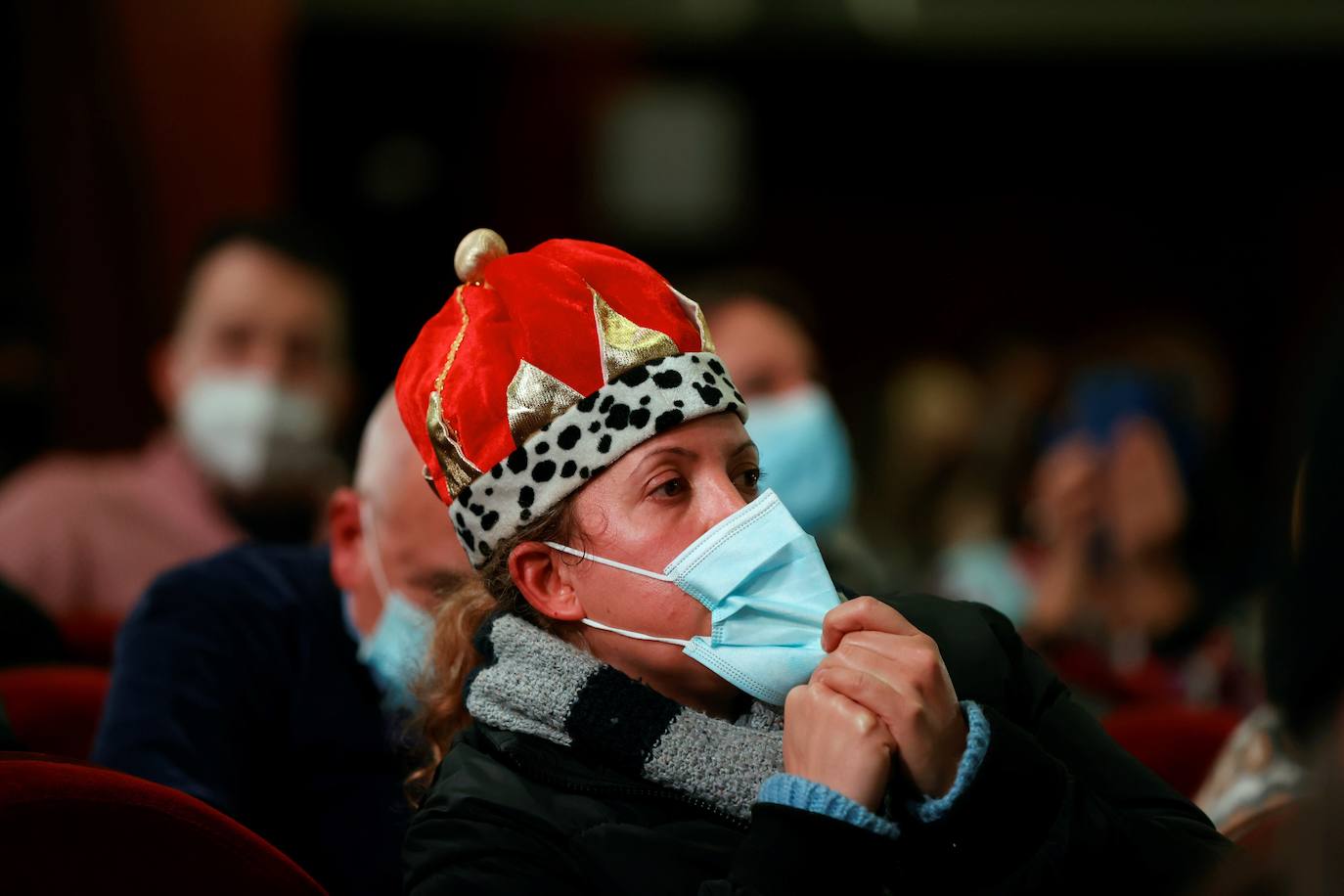 El 'obispo de la lotería' leonés, Juan López, se convierte en protagonista en el Teatro Real después de 'bendecir' los décimos de Doña Manolita | El hostelero responsable del bar Azaila de la capital remarca el «espectacular ambiente» de la jornada. 