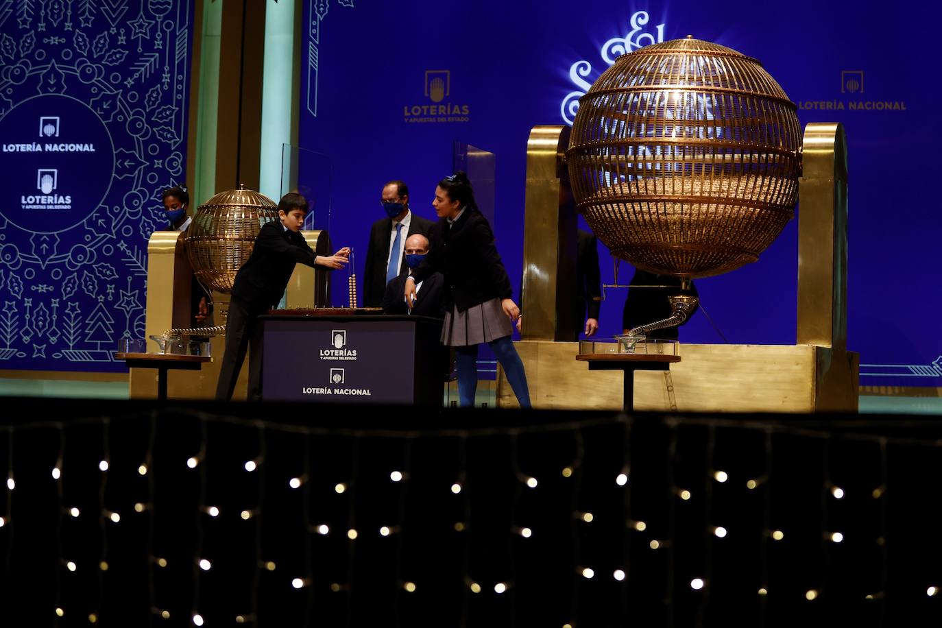 El 'obispo de la lotería' leonés, Juan López, se convierte en protagonista en el Teatro Real después de 'bendecir' los décimos de Doña Manolita | El hostelero responsable del bar Azaila de la capital remarca el «espectacular ambiente» de la jornada. 