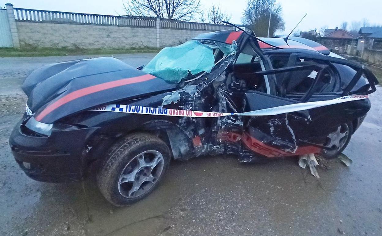 Accidente con dos heridos graves en el Camino de Santiago a su paso por el barrio ponferradino de Fuentesnuevas. En la imagen, el vehículo de los ocupantes tras sufrir el accidente.