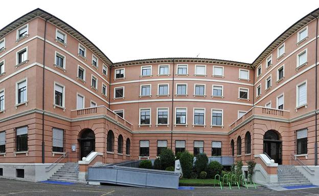 Fachada del colegio Divina Pastora de León.