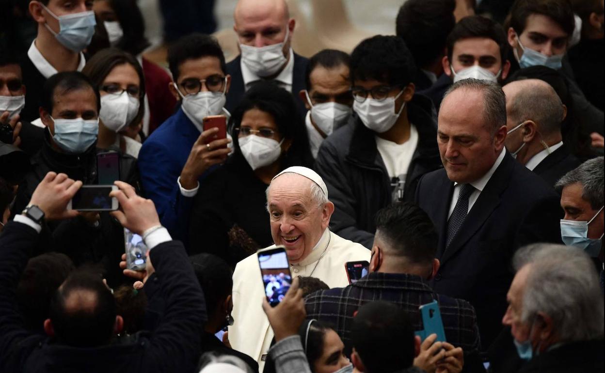 El Papa, este jueves junto a los empleados del Vaticano.