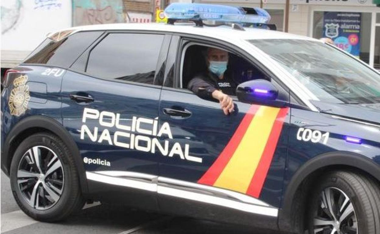 Efectivos de la Policía Nacional en un vehículo patrulla. 