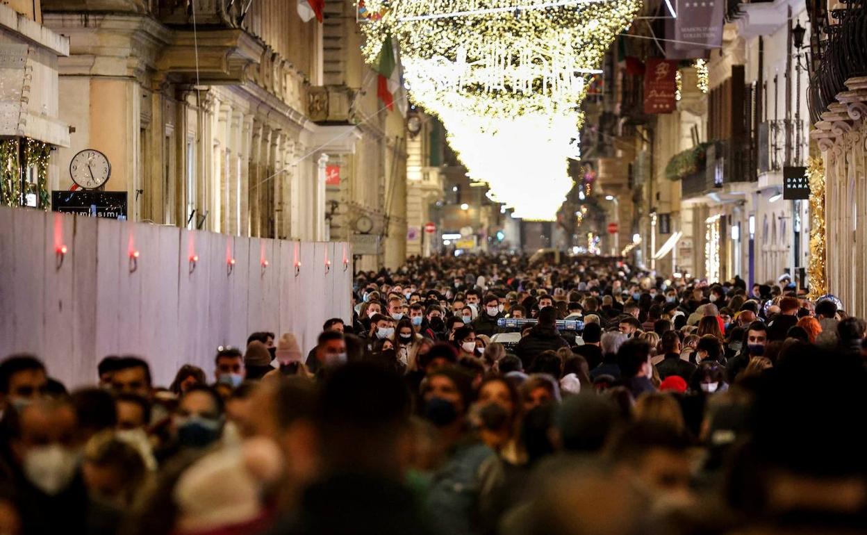 Aglomeraciones de ciudadanos en el centro de Roma.