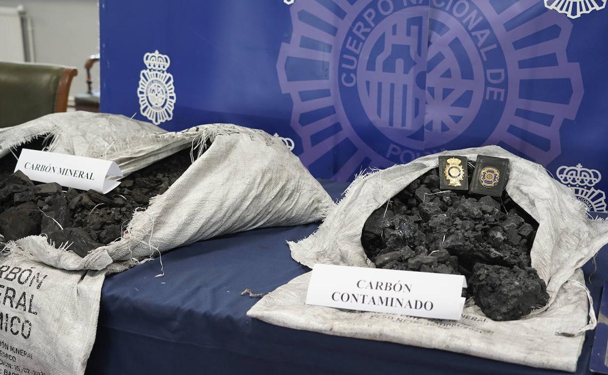 La Policía Nacional desarticula una banda de narcotraficantes que escondía la droga entre carbón. 