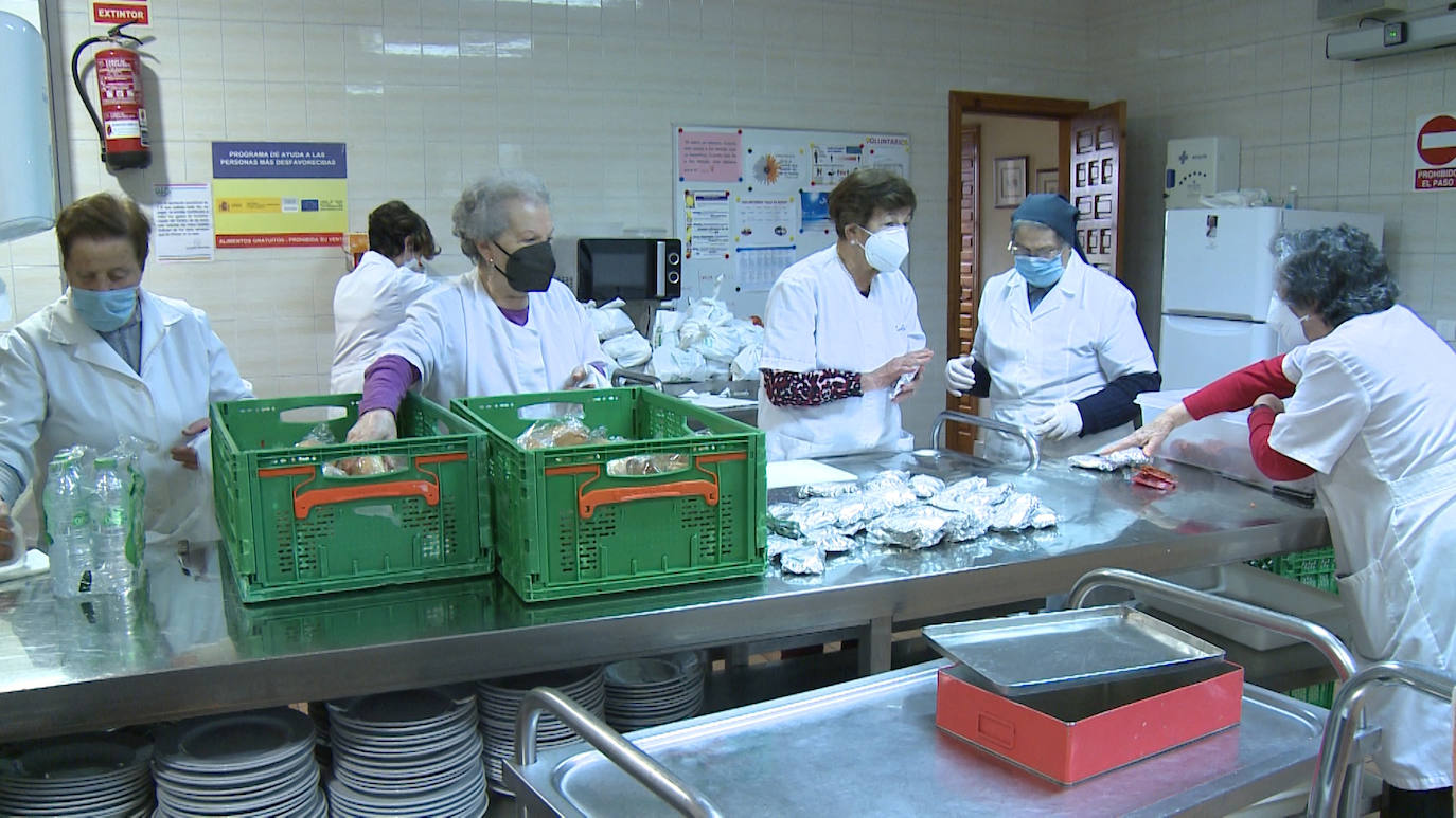 El comedor social de Asleca prepara su tradicional menú de Navidad, que regresa al centro después de no poder hacerlo en el mismo el año pasado por la pandemia