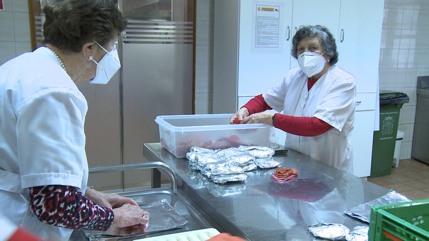 El comedor social de Asleca prepara su tradicional menú de Navidad, que regresa al centro después de no poder hacerlo en el mismo el año pasado por la pandemia