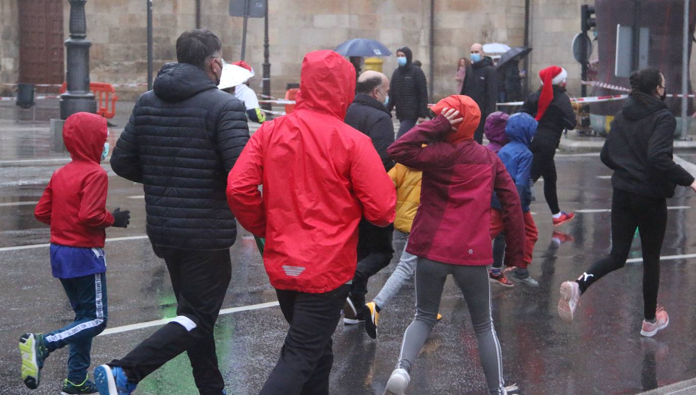 Cientos de personas despiden el año a la carrera en la capital leonesa donde la lluvia también fue protagonista.