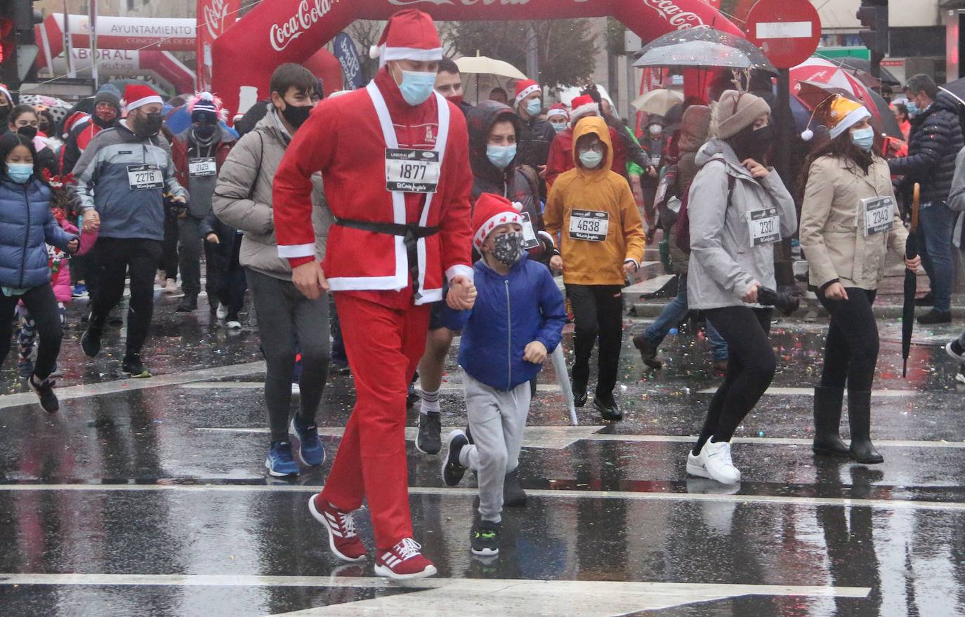 Cientos de personas despiden el año a la carrera en la capital leonesa donde la lluvia también fue protagonista.