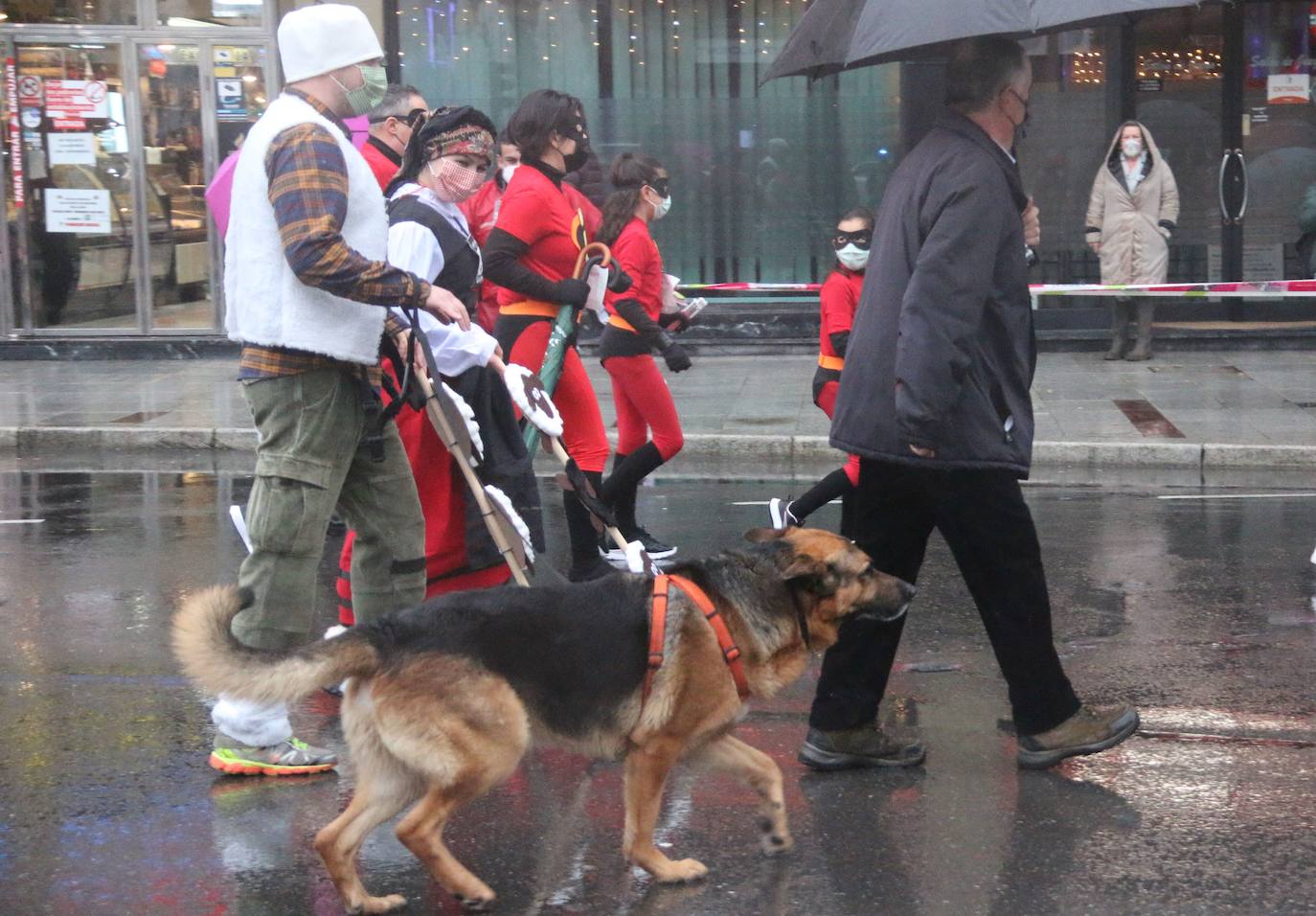 Cientos de personas despiden el año a la carrera en la capital leonesa donde la lluvia también fue protagonista.