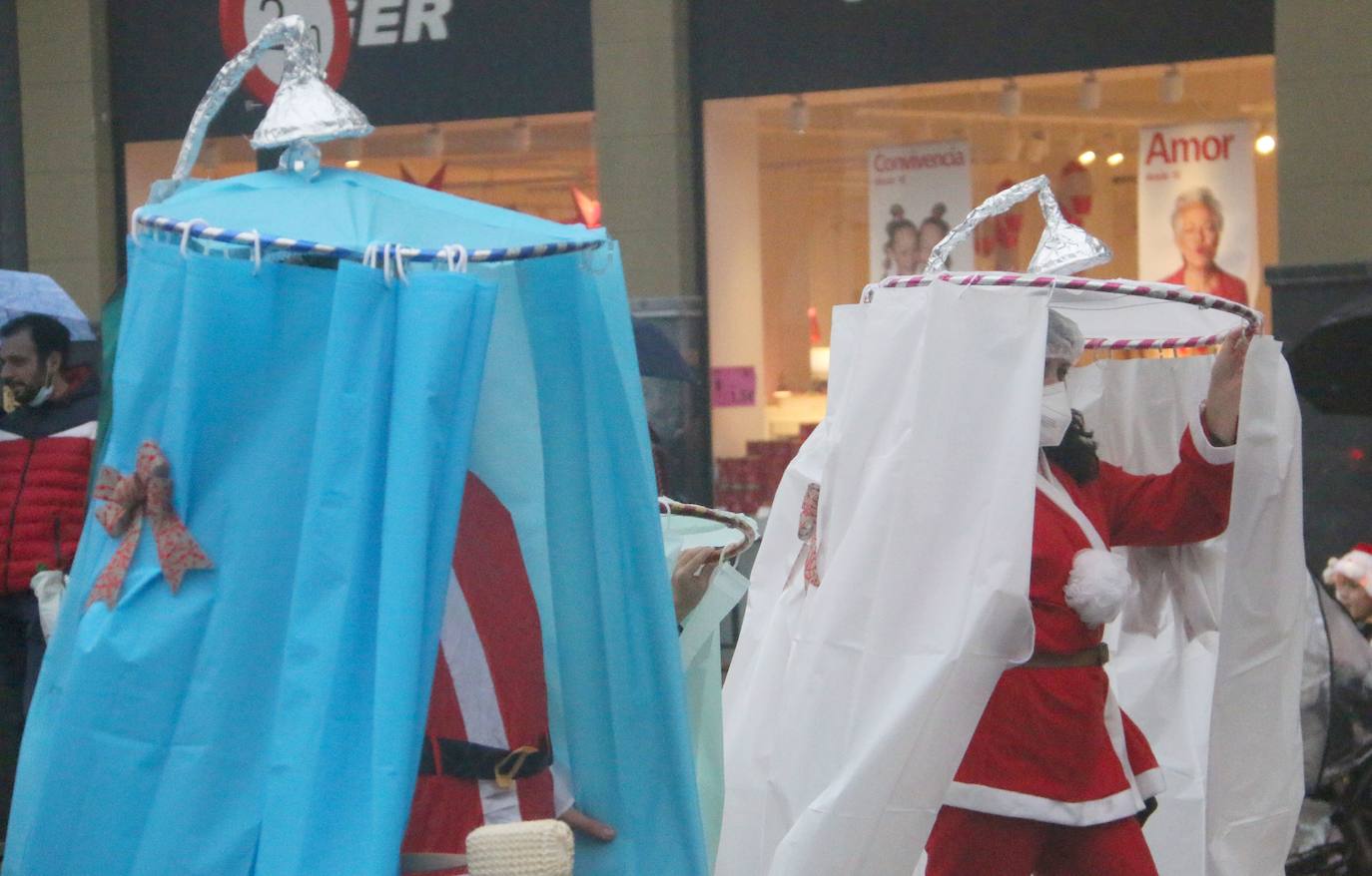 Cientos de personas despiden el año a la carrera en la capital leonesa donde la lluvia también fue protagonista.