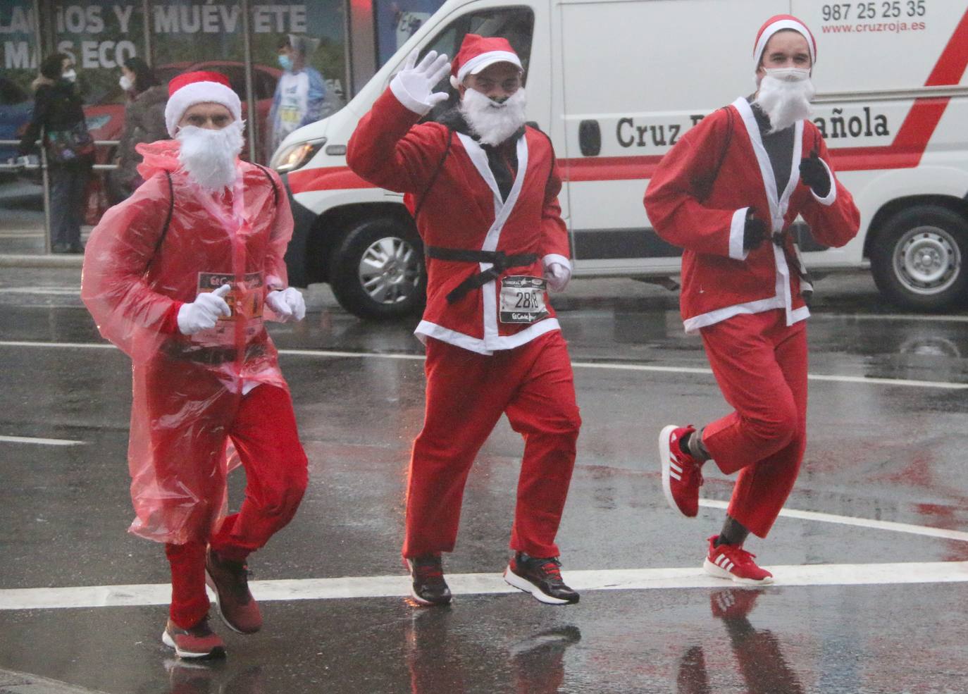 Cientos de personas despiden el año a la carrera en la capital leonesa donde la lluvia también fue protagonista.