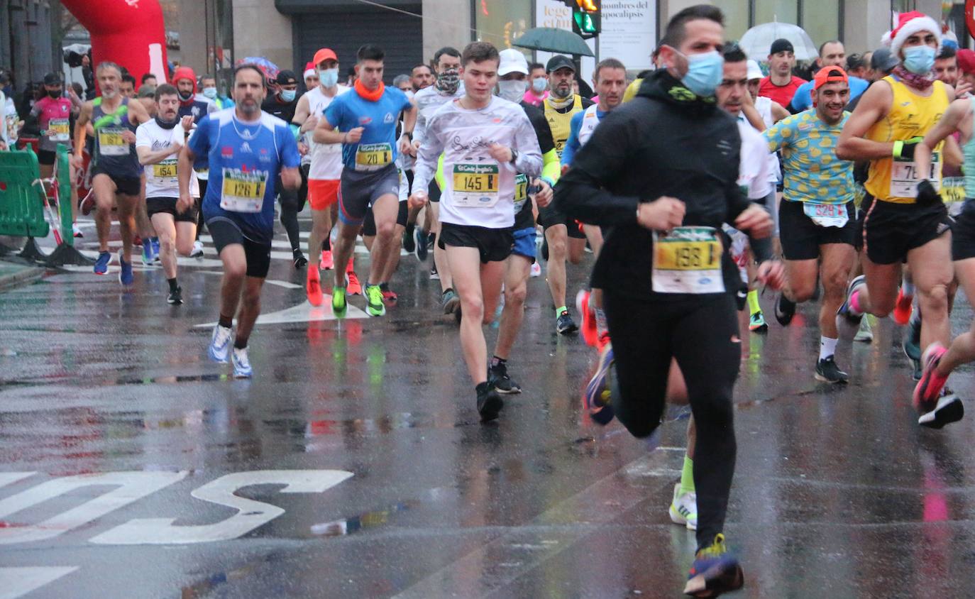 Cientos de personas despiden el año a la carrera en la capital leonesa donde la lluvia también fue protagonista.