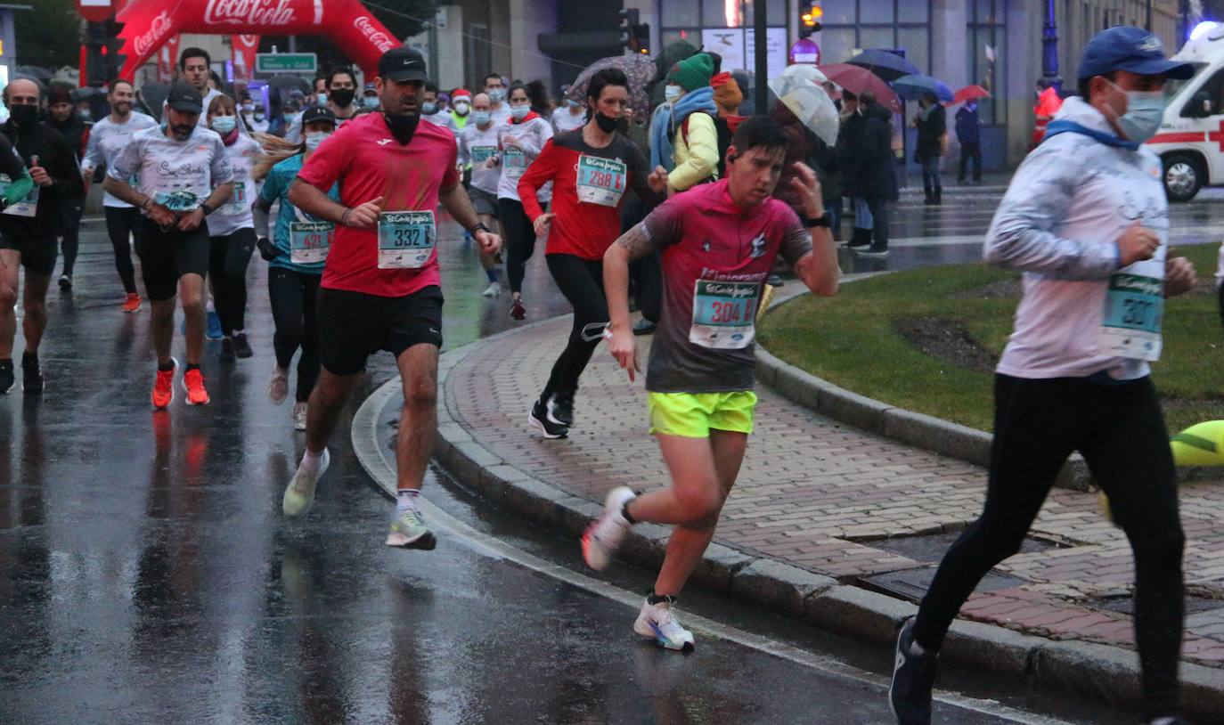 Cientos de personas despiden el año a la carrera en la capital leonesa donde la lluvia también fue protagonista.