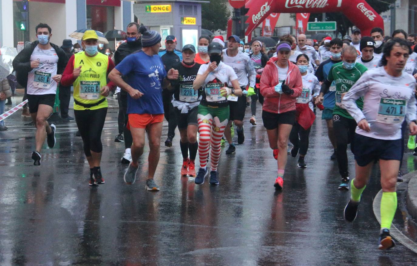 Cientos de personas despiden el año a la carrera en la capital leonesa donde la lluvia también fue protagonista.