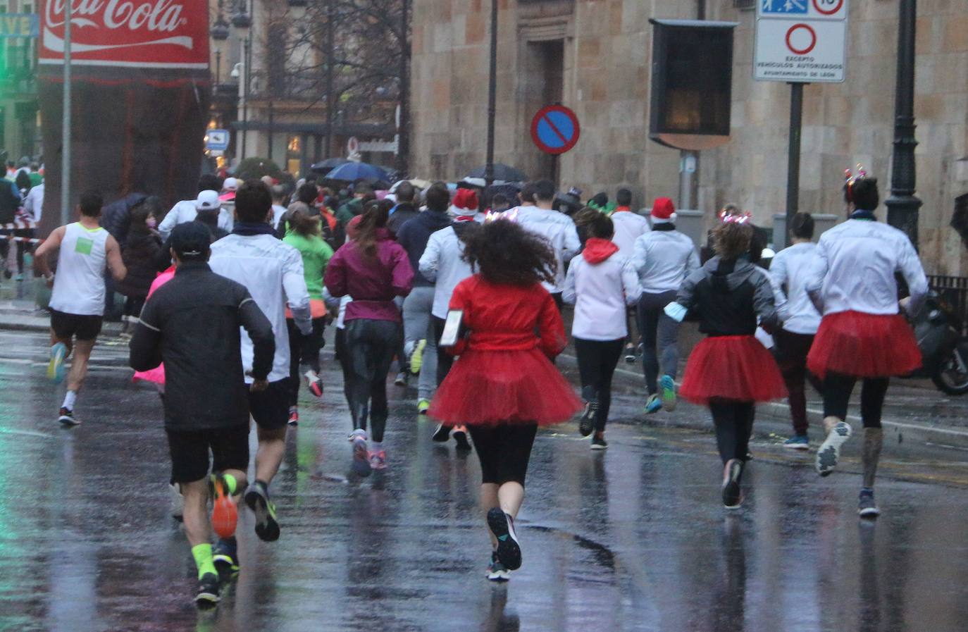 Cientos de personas despiden el año a la carrera en la capital leonesa donde la lluvia también fue protagonista.