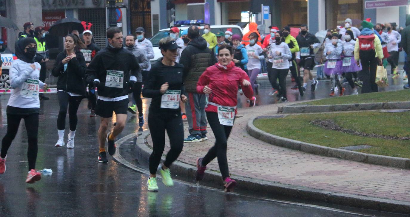 Cientos de personas despiden el año a la carrera en la capital leonesa donde la lluvia también fue protagonista.