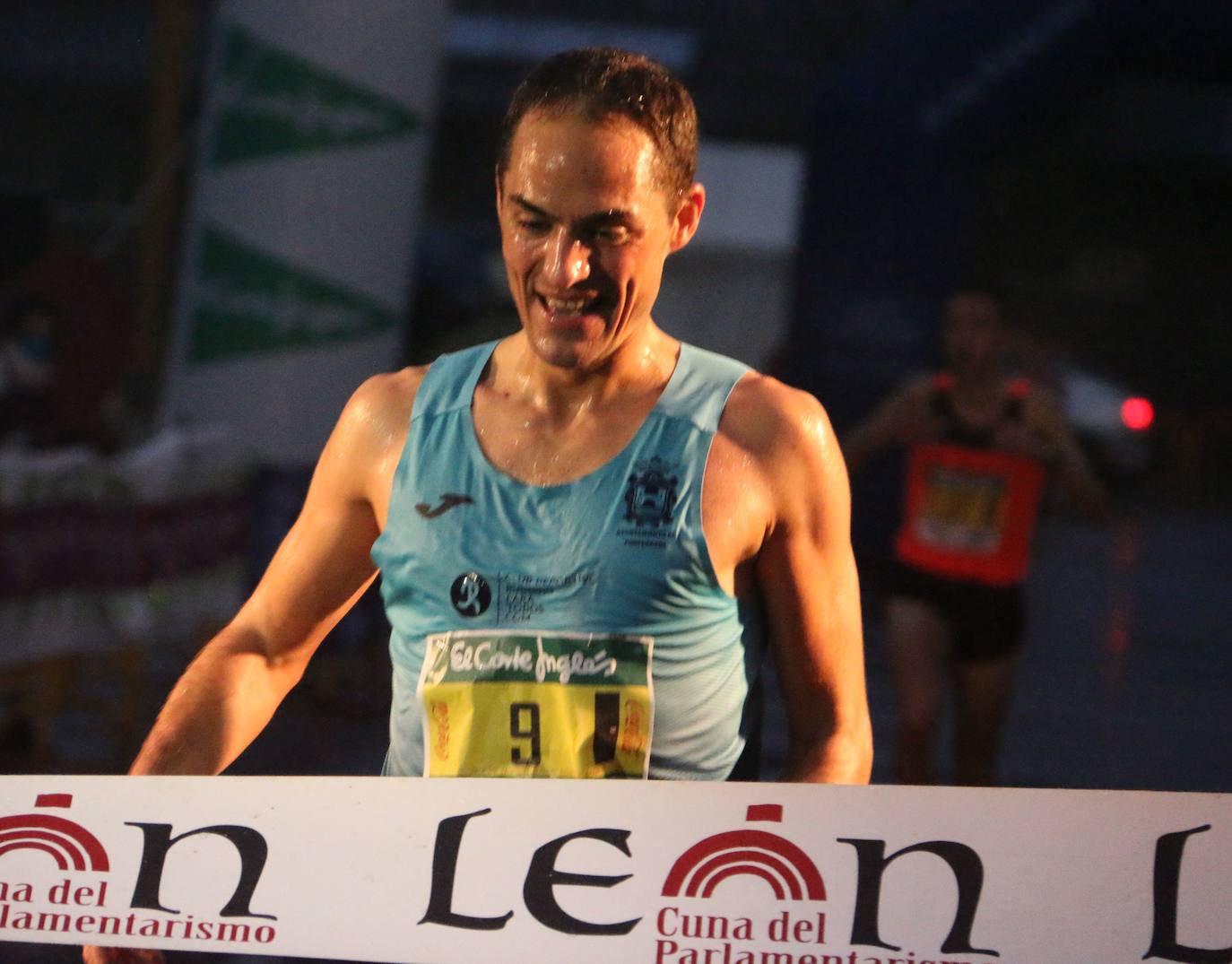 Cientos de personas despiden el año a la carrera en la capital leonesa donde la lluvia también fue protagonista.