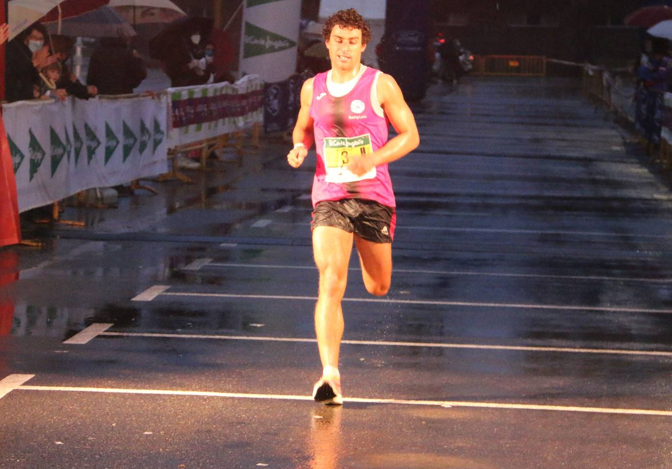 Cientos de personas despiden el año a la carrera en la capital leonesa donde la lluvia también fue protagonista.