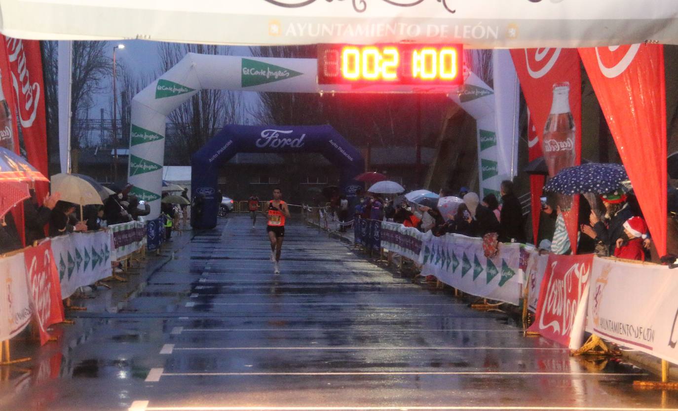 Cientos de personas despiden el año a la carrera en la capital leonesa donde la lluvia también fue protagonista.