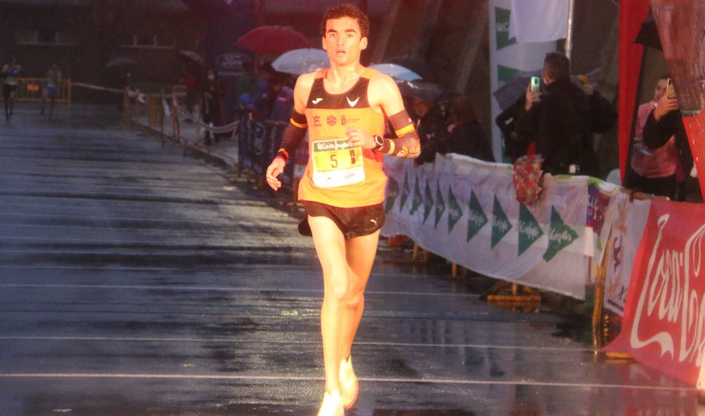 Cientos de personas despiden el año a la carrera en la capital leonesa donde la lluvia también fue protagonista.